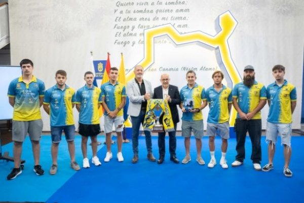 El Cabildo homenajea a la plantilla y a la dirección del Molina Sport Gran Canaria de hockey línea