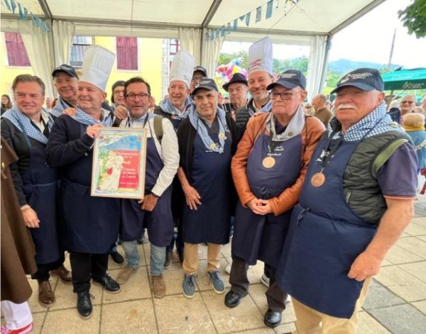 La cofradía &#039;El Mantel&#039; representa a la enogastronomía canaria en Asturias