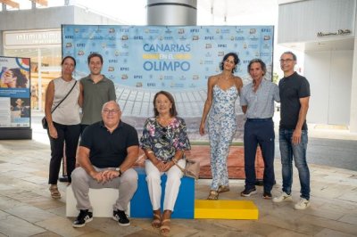 Deportistas isle&ntilde;os visitan la exposici&oacute;n Canarias en el Olimpo en el CC Alisios