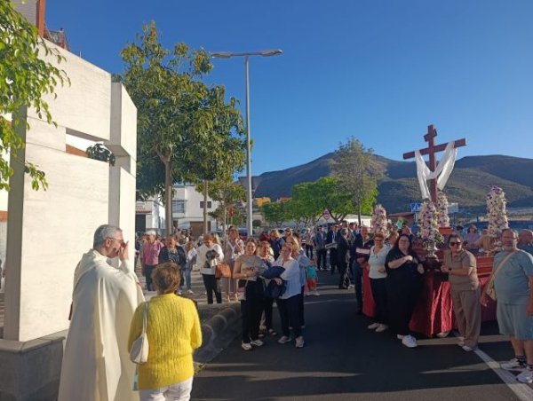 G&aacute;ldar: La Santa Cruz procesiona por Barrial junto a una comunidad que la venera