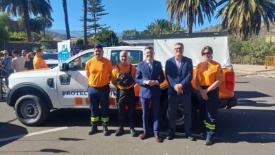 El Cabildo hace entrega a la Agrupaci&oacute;n de Protecci&oacute;n Civil de G&aacute;ldar de un veh&iacute;culo equipado con herramientas contra incendios