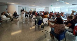 Pacientes y familiares del HUC disfrutan del concierto navideño de la Orquesta Las Candelas