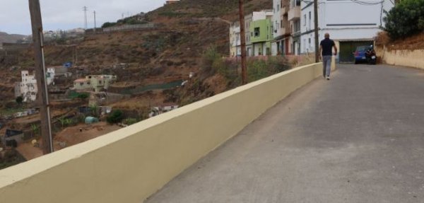 Arucas contin&uacute;a con el mantenimiento de las infraestructuras viarias