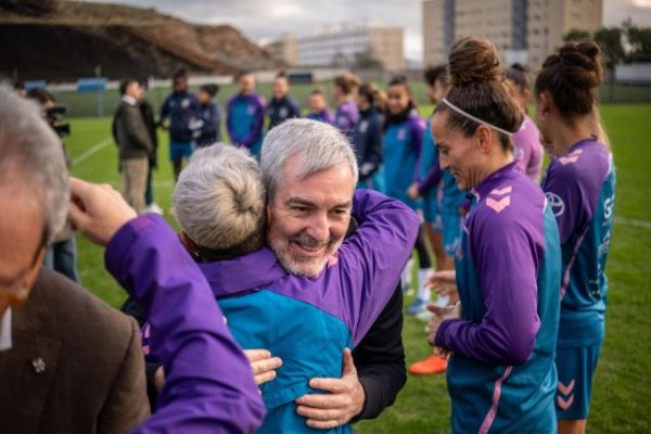 Clavijo alaba el talento y nivel competitivo del f&uacute;tbol femenino canario en su visita al equipo del CD Tenerife