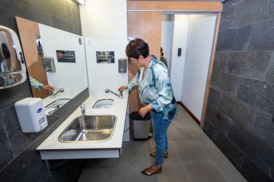 El Faro de Maspalomas cuenta desde hoy con un ba&ntilde;o para personas ostomizadas