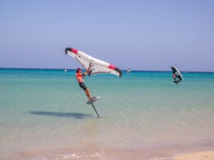 Suardiaz domina en femenino y Rattotti en masculino tras una jornada brillante de Freefly-Slalom en Fuerteventura