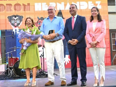 Gu&iacute;a brinda un homenaje a Ricardo Padr&oacute;n y le &lsquo;regala&rsquo; un Papag&uuml;evo para que forme parte siempre de los emblem&aacute;ticos Pasacalles de las fiestas de La Virgen