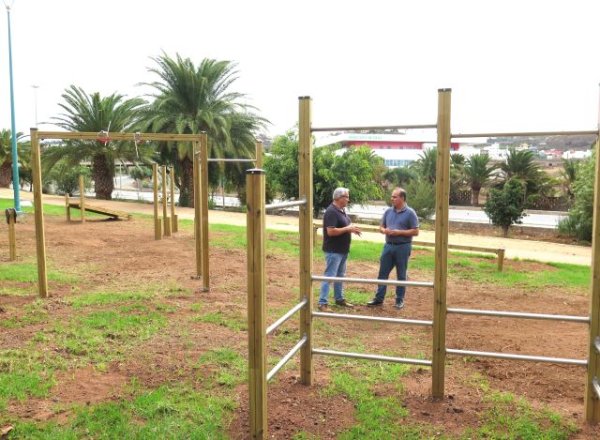 El Ayuntamiento de Guía renueva los aparatos de calistenia y el mobiliario urbano del Parque de El Bardo