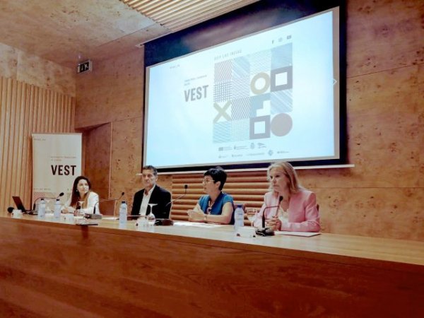 Un estudio del CIFP Las Indias revela semejanzas de la vestimenta canaria del siglo XVIII y otras regiones europeas