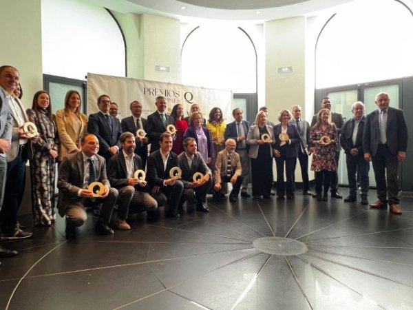 FADEMUR sigue aglutinando reconocimientos y recibe el Premio Qcom.es 2025 a la mejor asociaci&oacute;n