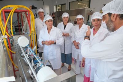J&eacute;ssica de Le&oacute;n y Lola Garc&iacute;a visitan el primer plan de formaci&oacute;n de elaboraci&oacute;n de queso de Canarias