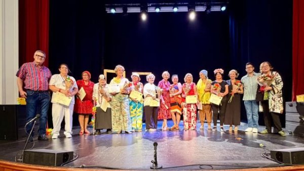 G&aacute;ldar: Usuarias del programa de Envejecimiento Activo representan en el Teatro Consistorial la obra 'El Museo de las Locuras'