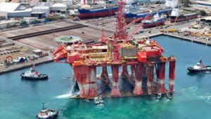 Un &quot;rascacielos&quot; rojo de 120 metros de altura (la plataforma &quot;Hercules&quot;) atraca en el Puerto de Las Palmas