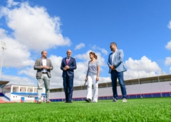 El campo de fútbol Pablo Hernández de Telde estrena un nuevo césped artificial