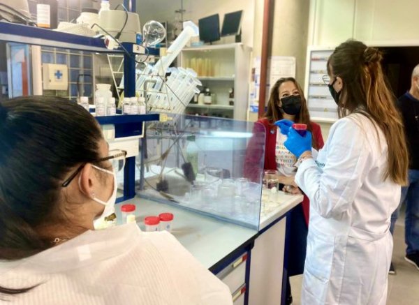 Olaia Morán visita a los alumnos de prácticas de Ciencias Experimentales en la Facultad de Ciencias del Mar de la ULPGC