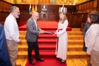 Antonio Morales recibe a la Luc&iacute;a Sueca