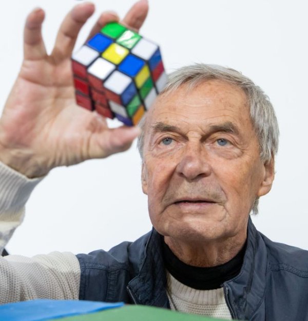 La Biblioteca Insular celebra el 50 cumplea&ntilde;os del juego m&aacute;s famoso y vendido del mundo, 'el cubo de Rubik'