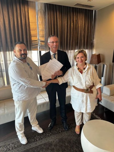 El Hospital Perpetuo Socorro y la Academia de Ciencias de Ucrania firman un acuerdo de colaboraci&oacute;n para formaci&oacute;n de m&eacute;dicos especialistas