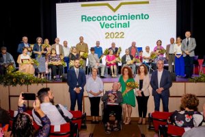 Gáldar rinde tributo a veinte vecinos por su trabajo altruista para el desarrollo de sus barrios