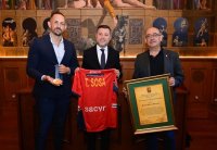 G&aacute;ldar entrega a Jordi Ribera el t&iacute;tulo de Hijo Adoptivo de la Ciudad