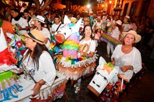 Cientos de Caballitos de Fuego inundan el casco de G&aacute;ldar