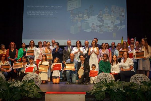 El Gobierno entrega 10 distintivos de excelencia a la innovación educativa y 56 premios por proyectos y concursos