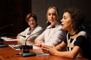 La artista lanzaroteña M. Nieves Cáceres dialoga con la obra museística de la Casa de Colón &#039;Deshilar la colección. Urdimbres de lo sagrado&#039;