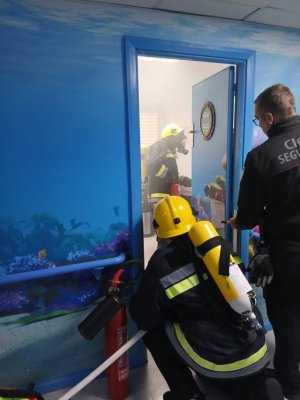 El HUC realiza un simulacro de incendio en la planta de Pediatr&iacute;a
