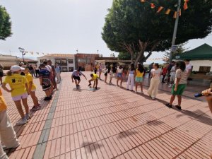 Ingenio: La Plaza de la Candelaria cambia las pantallas por trompos, sogas y juegos de siempre
